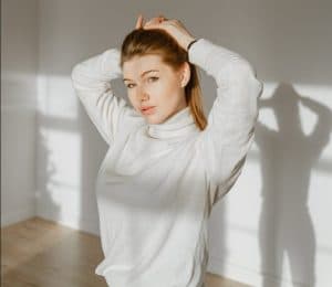 femme col roulé blanc style vanilla girl