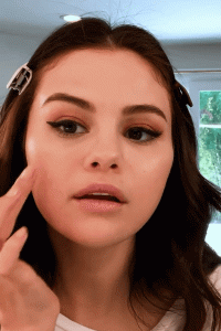 selena gomez - application blush liquide rarebeauty