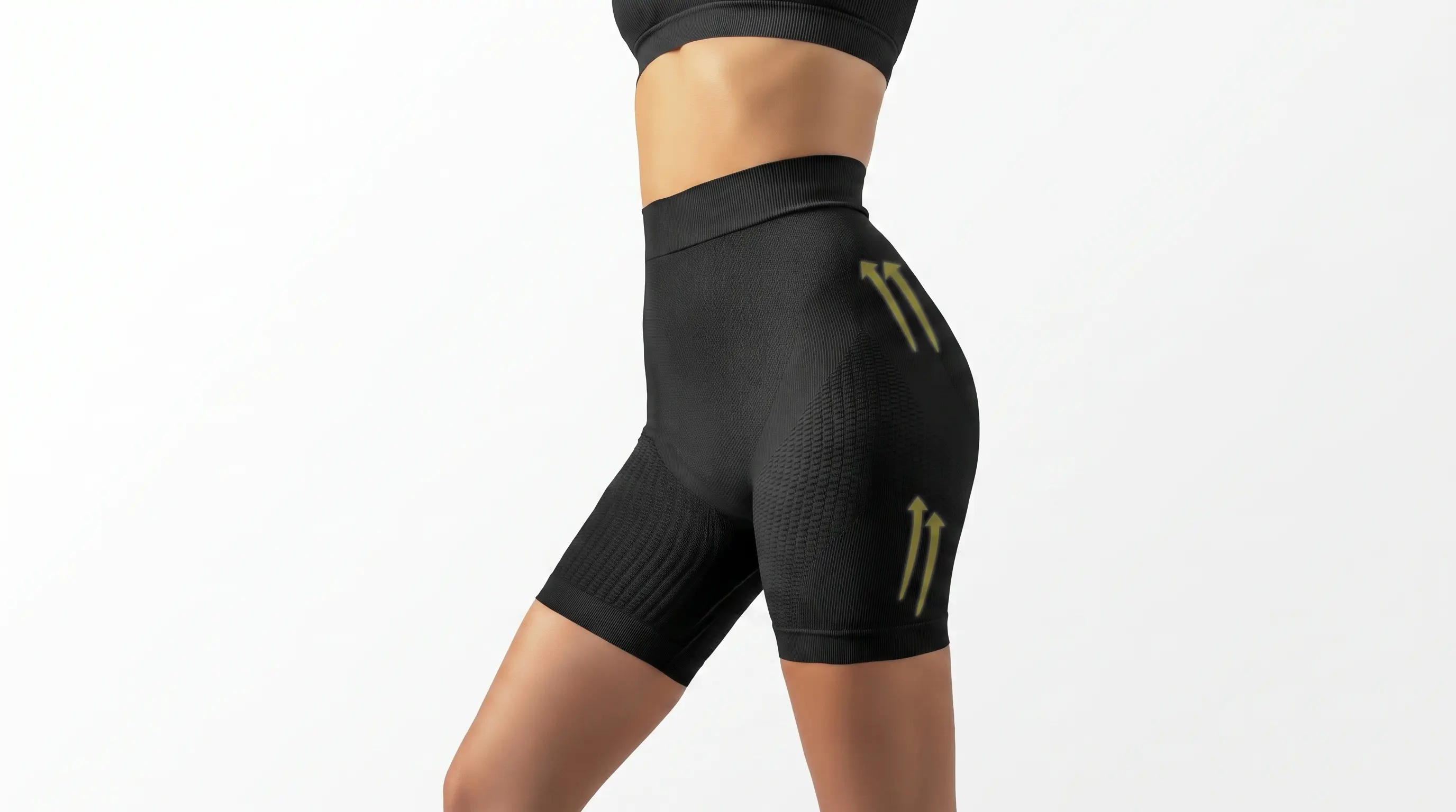 Femme portant un short anti-cellulite, gros plan sur le vêtement en format paysage