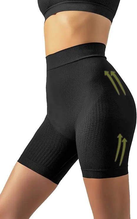 Femme portant un short anti-cellulite, gros plan sur le vêtement en cadrage vertical